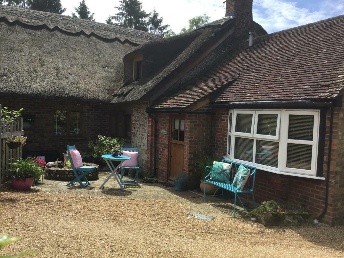 Thatched Cottage Pulborough Extérieur photo